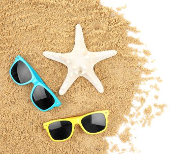 Beyaz zemin üzerinde plaj nesneleri ile kompozisyon, üst görünüm