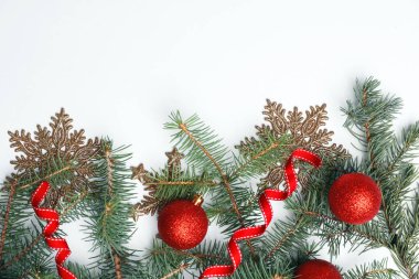 Beyaz arka plan üzerinde şenlikli dekor ile güzel Noel kompozisyon