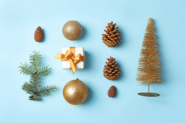 Hediye kutusu ve şenlikli dekorasyonu renk arka plan üzerinde düz yatıyordu Noel kompozisyonu