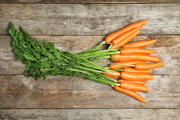 Ahşap arka plan, üstten görünüm üzerinde olgunlaşmış havuç