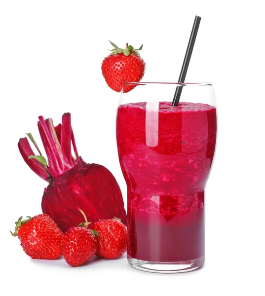 Glas Frischer Saft Mit Rüben Und Erdbeeren Auf Weißem Hintergrund — Stockfoto