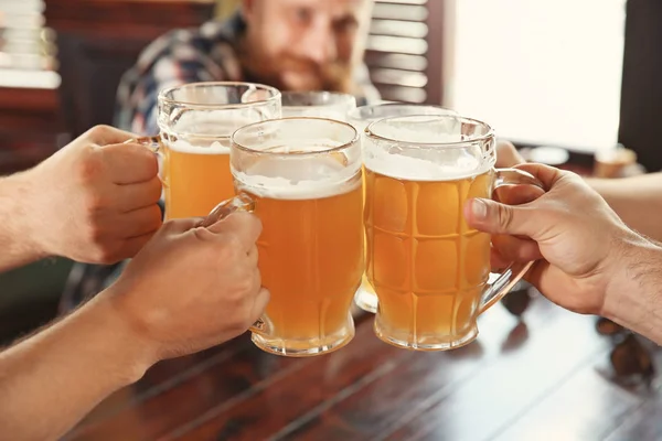 Amigos Batendo Copos Com Cerveja Pub — Fotografia de Stock