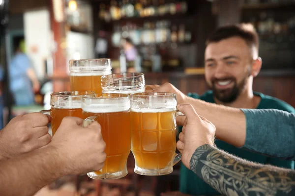 Amigos Batendo Copos Com Cerveja Pub — Fotografia de Stock