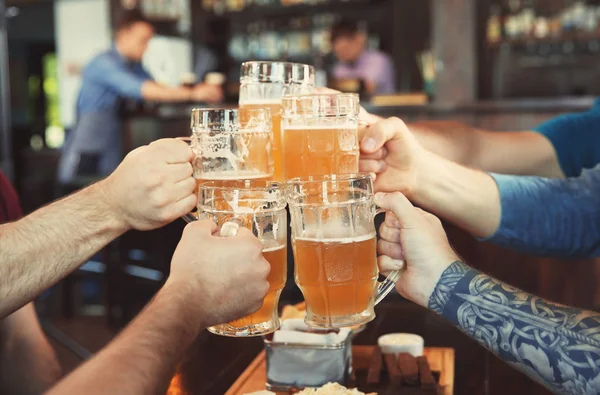 Amigos Batendo Copos Com Cerveja Pub — Fotografia de Stock