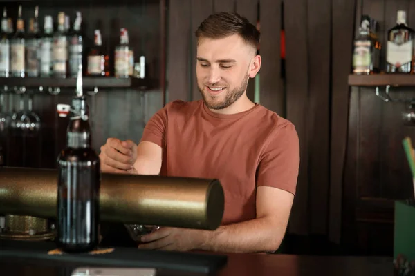 Bartender Jobba Öltapp Pub — Stockfoto