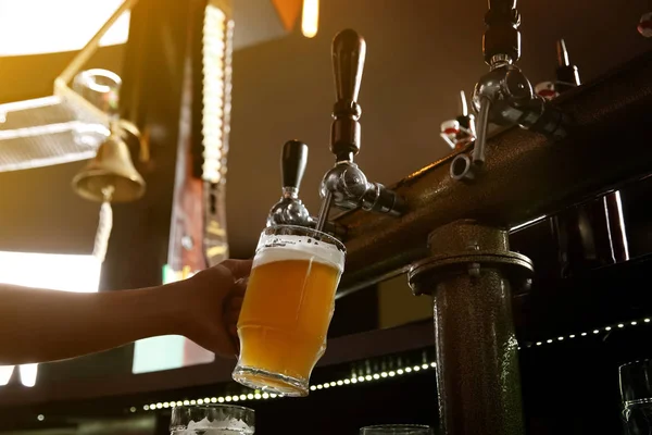 タップからのビールをグラスに注ぐバーテンダー バーで — ストック写真