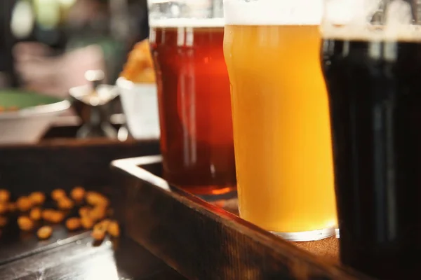 Glazen Smakelijke Bier Houten Tafel Close — Stockfoto