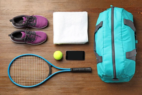 Plat Lag Compositie Bij Sporttas Apparatuur Voor Tennis Houten Vloer — Stockfoto