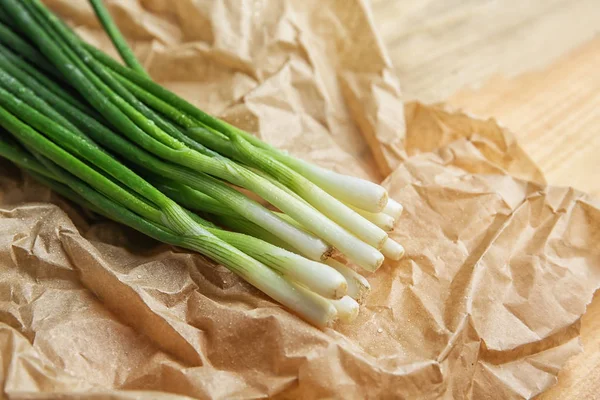 Parşömen, closeup üzerine taze yeşil soğan