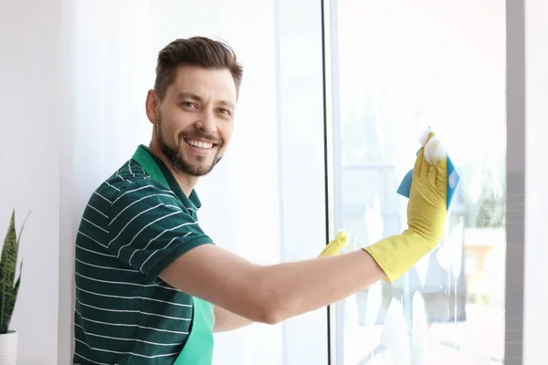 Männlicher Arbeiter Wäscht Fensterglas Hause — Stockfoto