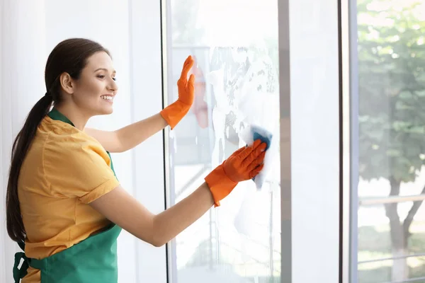 Jonge Vrouw Vensterglas Thuis Reinigen — Stockfoto