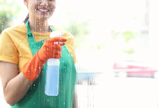 Arbeiterin Wäscht Fensterglas Von Außen — Stockfoto