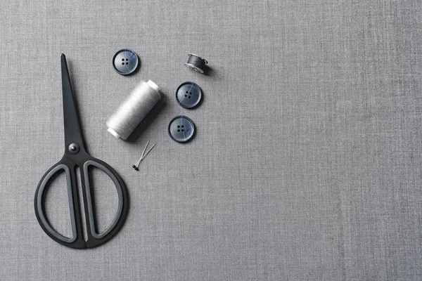 Terzilik aksesuarları, gri kumaş üzerine, en iyi görünümü ayarla