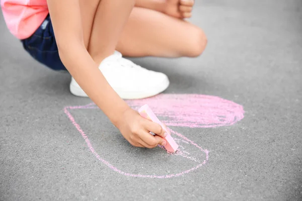 Kleines Kind Zeichnet Herz Mit Kreide Auf Asphalt Nahaufnahme — Stockfoto