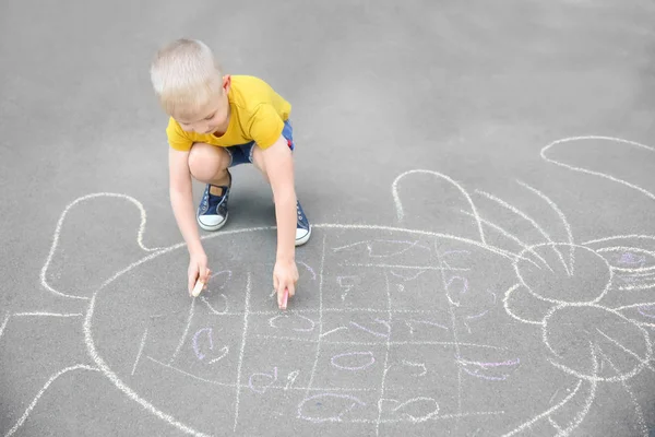 Kleines Kind Zeichnet Häschen Mit Bunter Kreide Auf Asphalt — Stockfoto