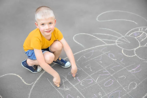 Piccolo Bambino Disegno Coniglietto Con Gesso Colorato Asfalto — Foto Stock