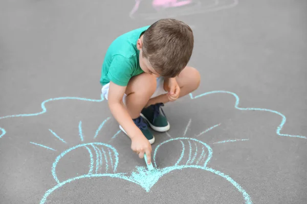 Kleines Kind Zeichnet Mit Kreide Auf Asphalt — Stockfoto