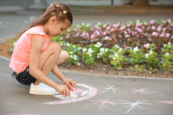 Kleines Kind Zeichnet Herz Mit Kreide Auf Asphalt — Stockfoto