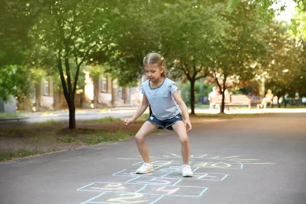 Kleines Kind Spielt Hopscotch Mit Bunter Kreide Auf Asphalt Gezeichnet — Stockfoto