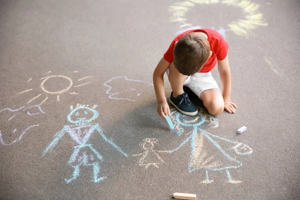 Kleines Kind Zeichnet Familie Mit Kreide Auf Asphalt — Stockfoto