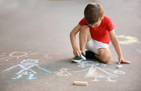 Kleines Kind Zeichnet Familie Mit Kreide Auf Asphalt — Stockfoto