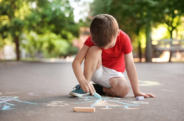 Kleines Kind Zeichnet Familie Mit Kreide Auf Asphalt — Stockfoto