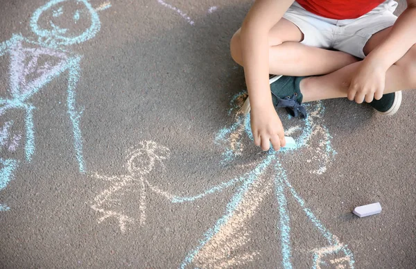 Kleines Kind Zeichnet Familie Mit Kreide Auf Asphalt — Stockfoto