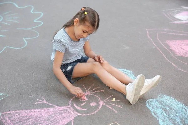 Kleines Kind Zeichnet Mit Bunter Kreide Auf Asphalt — Stockfoto