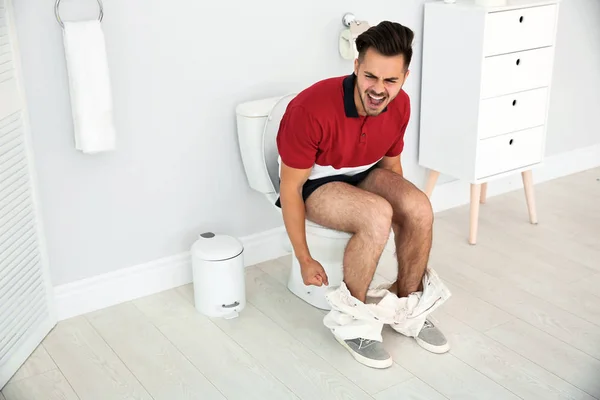 Jeune Homme Souffrant Diarrhée Sur Bol Des Toilettes Maison — Photo