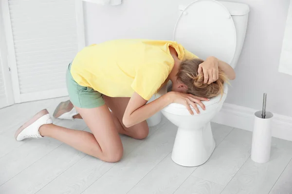 Jovem Mulher Vomitando Vaso Sanitário Casa — Fotografia de Stock