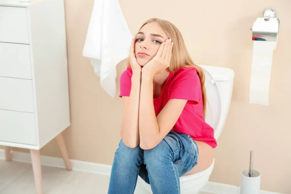 Jeune Femme Assise Sur Bol Toilette Maison — Photo