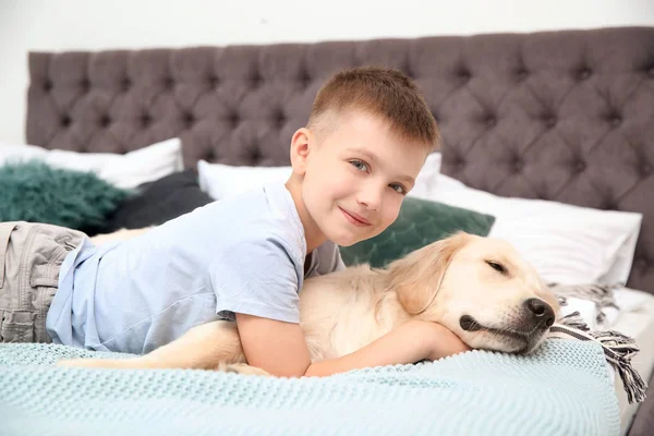 Criança Bonito Com Seu Animal Estimação Cama Casa — Fotografia de Stock