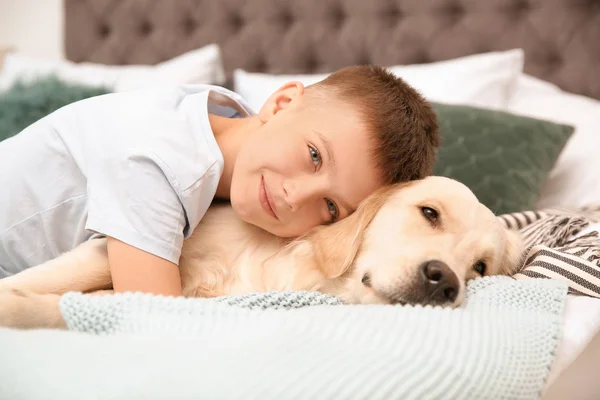 Criança Bonito Com Seu Animal Estimação Cama Casa — Fotografia de Stock
