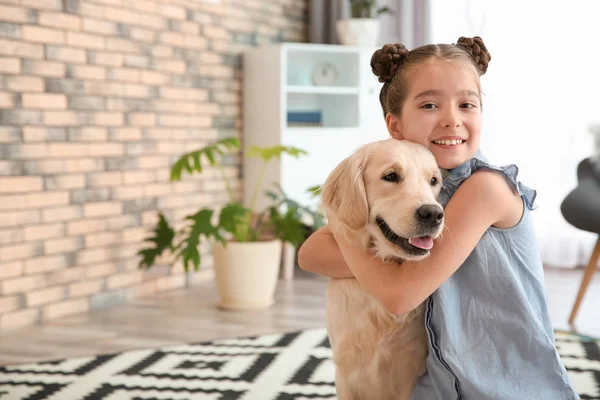 Schattig Kindje Met Haar Huisdier Verdieping Thuis — Stockfoto