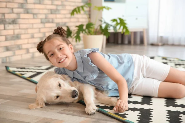 Carino Bambino Con Suo Animale Domestico Sul Pavimento Casa — Foto Stock