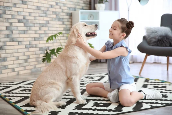 Criança Bonito Com Seu Animal Estimação Chão Casa — Fotografia de Stock