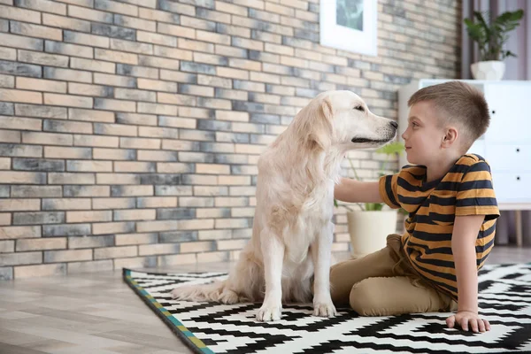 Criança Bonito Com Seu Animal Estimação Chão Casa — Fotografia de Stock