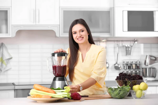 Jovem Mulher Preparando Saboroso Smoothie Saudável Mesa Cozinha — Fotografia de Stock