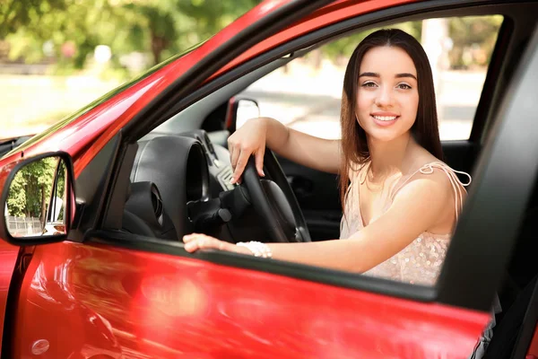 Młoda Kobieta Siedzenie Kierowcy Samochodu — Zdjęcie stockowe