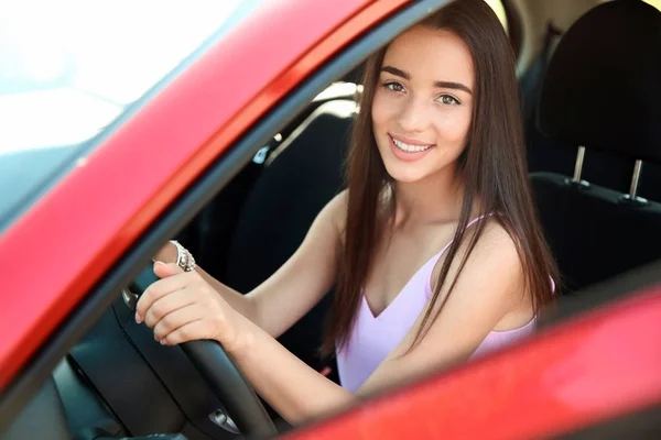 車の運転席の若い女性 — ストック写真