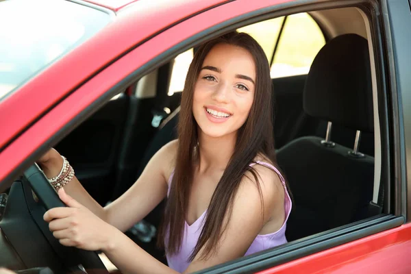 Jovem Mulher Assento Motorista Carro — Fotografia de Stock