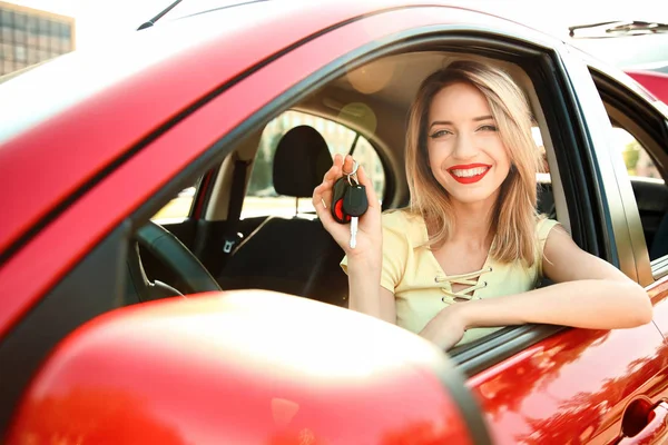 Jovem Com Chave Carro Assento Motorista Automóvel — Fotografia de Stock