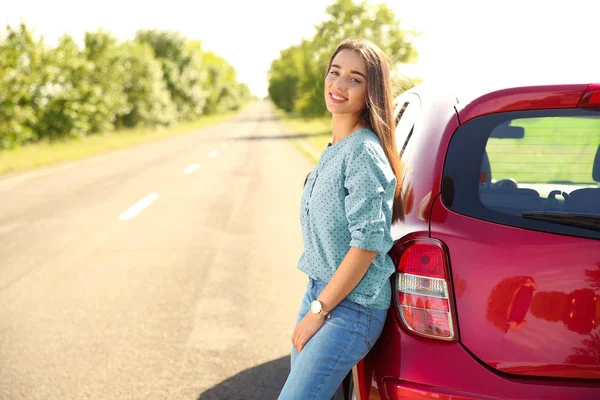 Young Woman Car Outdoors Sunny Day — Stock Photo, Image