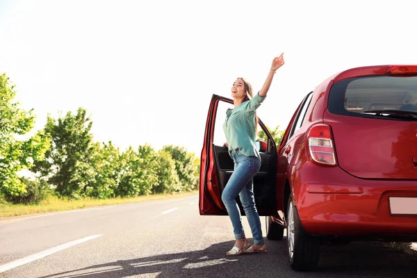 Junge Frau Sonnigem Tag Nahe Auto Freien — Stockfoto