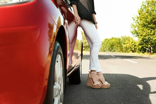 Mujer Joven Cerca Coche Aire Libre Día Soleado Primer Plano —  Fotos de Stock