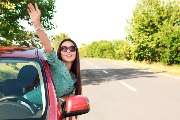 Junge Frau Lehnt Sich Aus Dem Autofenster — Stockfoto