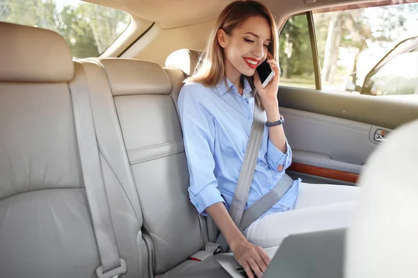 Joven Empresaria Con Smartphone Portátil Coche — Foto de Stock