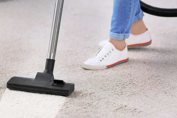 Mujer Eliminando Suciedad Alfombra Con Aspiradora Interior Primer Plano — Foto de Stock