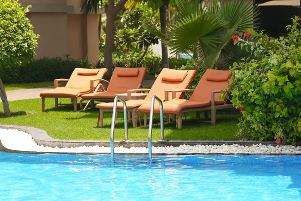 Ligbedden Buurt Van Moderne Zwembad Resort — Stockfoto