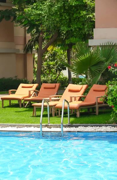 Sunbeds Modern Swimming Pool Resort — Stock Photo, Image